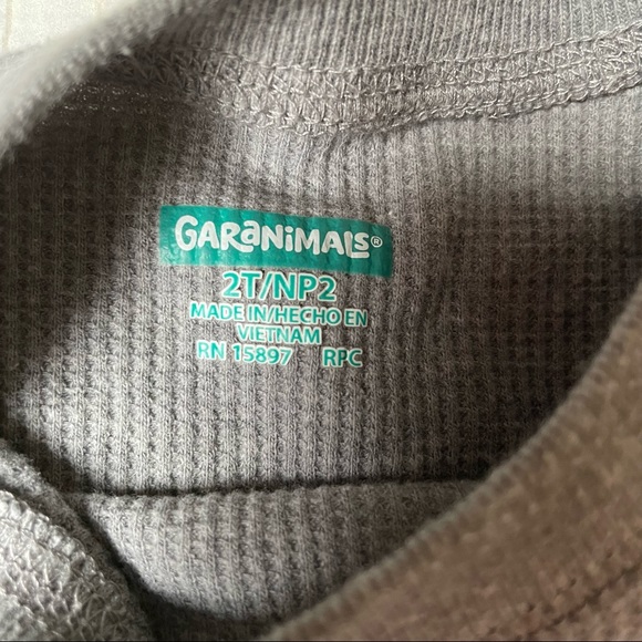 Four 2T long sleeved vehicle tops - Picture 9 of 13